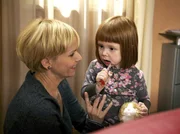 Dr. Kathrin Globisch (Andrea Kathrin Loewig) leidet unter der räumlichen Distanz zu ihrem Freund Tobias Seeger, der in Afrika humanitäre Arbeit leistet. Ihre kleine Tochter Hanna (Helene Burczik) lenkt sie von ihren Sorgen ab.