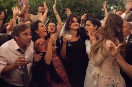 ARD Degeto OFFENES GEHEIMNIS, "Todos Lo Saben", am Dienstag (07.04.26) um 00:20 Uhr im ERSTEN. Laura (Penelope Cruz, Mitte) bei der ausgelassenen Hochzeitsfeier ihrer Schwester Ana (Inma Cuesta, Mitte rechts). ARD Degeto/