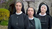 Während Schwester Editha den merkwürdigen Vorfällen im Waisenhaus keine weitere Bedeutung schenkt ist Schwester Mary davon überzeugt, dass es sich um Anschläge handelt. (v.li.: Carin C. Tietze, Manon Strachè, Lisa Kreuzer).
