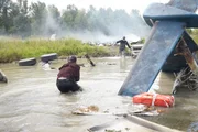 Ein Rettungshelfer rennt zu dem russischen Eishockeyspieler Alexander Galimov (gespielt von Christian Smith), der schwer verletzt ist, nachdem die Yak-42D vom Ende der Landebahn abgekommen ist, einen Tower getroffen hat, in Brand geraten ist und 2 km vom Flughafen entfernt in die Wolga gest&uuml;rzt ist.