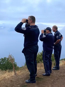 Drei nordmazedonische Grenzschutzbeamte halten am Ohridsee Ausschau nach Wilderern