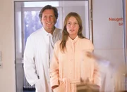 Dr. Stefan Frank (Sigmar Solbach) besucht mit seiner Patientin Inge Carl (Florentine Lahme) ihr Baby auf der Säuglingsstation.