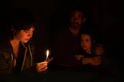 L-R: Sophie Thatcher als Sadie Harper, Chris Messina als Will Harper, und Vivien Lyra Blair als Sawyer Harper