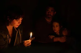 L-R: Sophie Thatcher als Sadie Harper, Chris Messina als Will Harper, und Vivien Lyra Blair als Sawyer Harper