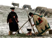 Noch heute sieht man in Ungarn traditionell gekleidete Hirten. Die Graurinder grasen das ganze Jahr &uuml;ber in der Puszta.