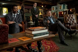 Sie befragen die Familie des Toten: die Polizisten Elliot (Lakeith Stanfield, li.), Wagner (Noah Segan, Mitte) und Privatdetektiv Blanc (Daniel Craig, re.).