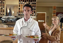 Restaurantbesitzer Frank Drannemann (Heio von Stetten) hat f&uuml;r seine neue Gesch&auml;ftspartnerin Marlene Renner (Tina Ruland) etwas besonders leckeres gekocht. Doch Marlene begeht ohne es zu wissen einen schlimmen Fauxpas.