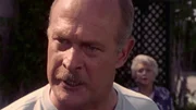 Russell Greene (Gerald McRaney) ist wuetend auf seinen Bruder.