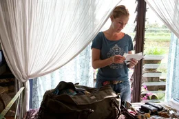 Als ihre Ehe geschieden wird, steht Liz (Julia Roberts) pl&ouml;tzlich an einem Scheideweg: Sie beschlie&szlig;t, alles zu riskieren und ihr altes, wohlgeordnetes Leben hinter sich zu lassen, indem sie zu einer Reise rund um die Welt aufbricht, die zu einer Suche nach sich selbst wird ...