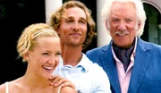 Weil er hochverschuldet ist, muss Benjamin (Matthew McConaughey, M.) den Schatz so schnell wie m&ouml;glich finden. Er &uuml;berzeugt seine Frau Tess (Kate Hudson, l.) und den Million&auml;r Nigel Honeycutt (Donald Sutherland, r.), ihm bei der Suche zu helfen ...