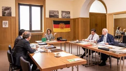 Film-Still der Dreharbeiten mit der &ouml;sterreichischen Schauspielerin Adele Neuhauser als Darstellerin von der "Roten Fini" Ende Juli 2022 in Wiesbaden (Kurhaus).