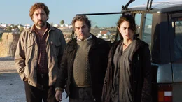 Laura (Penelope Cruz) bekommt Hilfe von ihrem Exfreund Paco (Javier Bardem, li.) und ihrem Schwager Fernando (Eduard Fern&aacute;ndez).