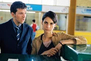 Jan (Kai Wiesinger, l.) ist auf dem Weg nach Italien und trifft am Flughafen Maria (Liane Forestieri, r.), die er nicht gerade in bester Erinnerung hat ...