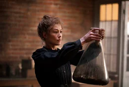 Marie Curie (Rosamund Pike)