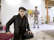 Galerist Wolf Brettschneider (Arndt Schwering-Sohnrey, links) und Maler Peer Sanders (Christian Schmidt) verbindet schon seit langer Zeit eine tiefe Freundschaft. Wolf hat immer an seinen Freund geglaubt und ihn in seinem Schaffen unterstützt. Umso härter ist es für ihn zu erfahren, dass Peer zu einem größeren Galeristen nach Berlin gehen will.