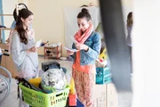 Emma (Luise Befort, l.), Tabea (Julie Stark) und die anderen bereiten alles für die große Überraschungsparty vor.