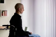 Leo (Tim Oliver Schultz) darf das Krankenhaus nicht verlassen und muss sich mit der neuen Situation innerhalb der Klinik arrangieren.