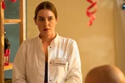 Chefärztin Dr. Reusch (Julia Grafflage) hat eine schlechte Nachricht für den Club der roten Bänder.