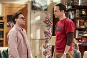 Nachdem Sheldon (Jim Parsons, r.) &uuml;ber die Wertsteigerung des Bitcoins gelesen hat, erinnert er Leonard (Johnny Galecki, l.) und seine Freunde daran, dass sie vor genau sieben Jahren doch auch ein paar Bitcoins sammeln wollten ...