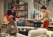 Raj (Kunal Nayyar, l.) und Howard (Simon Helberg, r.) proben f&uuml;r ihren ersten Auftritt, doch dann muss Howard feststellen, dass es nicht so einfach ist, die Musik und die Familie unter einen Hut zu bringen ...