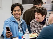 Noch pr&auml;sentiert Raj (Kunal Nayyar, l.) Howard (Simon Helberg, r.) und seinen anderen Freunden seine neuste Aff&auml;re ...