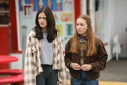 Olive Stone (Luna Blaise, l.); Angelina Meyer (Holly Taylor, r.)