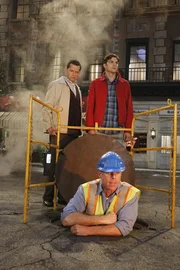 Was ist nur mit Alan (Jon Cryer, l.) und Walden (Ashton Kutcher, r.) los?