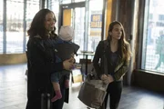 Grace Stone (Athena Karkanis, l.); Angelina Meyer (Holly Taylor, r.)