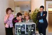 David (Mathis Künzler, r.) und Sophie (Gabrielle Scharnitzky, l.) beobachten misstrauisch die Nähe, die zwischen Lisa (Alexandra Neldel, 2.v.r.) und Rokko (Manuel Cortez, 2.v.l.) entstanden ist.