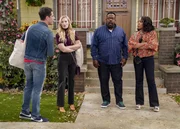 (v.l.n.r.) Dave Johnson (Max Greenfield); Gemma Johnson (Beth Behrs); Calvin Butler (Cedric the Entertainer); Tina Butler (Tichina Arnold)