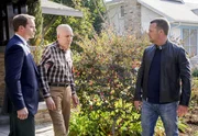 Callen (Chris O'Donnell, r.) muss um jeden Preis seinen Vater Garrison (Daniel J. Travanti, 2.v.l.) retten, der im Zuge eines Geiseldramas gegen zwei US-Bürger eingetauscht werden soll ...