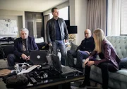 Callen (Chris O'Donnell, 2.v.l.) und Sam (LL Cool J, 2.v.r.) schließen sich mit Anna Kolchek (Bar Paly, r.) und dem ATF zusammen, als Arkady Kolchek (Vyto Ruginis, l.) das NCIS-Team warnt, dass ein berüchtigter Waffenhändler nach Amerika zurückgekehrt ist ...