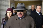 Vincent (Dan Hedaya, M.) in Tarnkleidung. Baez (Marisa Ramirez, l.) und Danny (Donnie Wahlberg, r.) müssen dafür sorgen, dass er sicher und unentdeckt wieder aus der Stadt geschafft wird ...