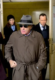 Danny (Donnie Wahlberg, r.) und Baez (Marisa Ramirez, l.) müssen dafür sorgen, den unter Zeugenschutz stehenden Vincent (Dan Hedaya, M.), sicher und vor allem ohne großes Aufsehen zu erregen, aus der Stadt zu schaffen ...