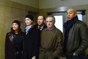 Mit Hilfe von Danny (Donnie Wahlberg, M.) und Baez (Marisa Ramirez, l.), hat Erin (Bridget Moynahan, 2.v.l.) es geschafft, den unter Zeugenschutz stehenden Informanten (Dan Hedaya, 2.v.r.) zu einer Aussage zu bewegen. Doch jetzt muss er sicher wieder aus der Stadt gebracht werden ...