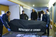 G. Callen (Chris O'Donnell, l. hinten) und Sam Hanna (LL Cool J, r. hinten) wollten im Krankenhaus eigentlich nur zwei Häftlinge besuchen. Dort entdecken sie Unerwartetes ...