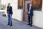 Kensi Blye (Daniela Ruah, l.) und Callen (Chris O'Donnell, l.) stellen sich gefährlichen Gangstern - finden sie Mosleys Kind?