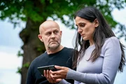 Jürgen Vogel als Robert Heffler, Aybi Era als Mavi Neumann