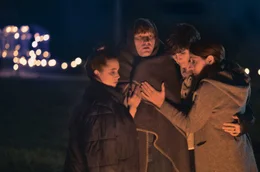 Schaffen es die Patchwork-Geschwister Judith (Anne-Marie Lux), Mattes (Lucas Prisor), Leo (Christina Hecke) und Maren (Ulrike C. Tscharre) gemeinsam die richtigen Entscheidungen zu f&auml;llen?