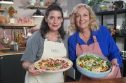 Bettina Tietjen und Elena Uhlig (l.) bereiten einen Apfel-Avocado-Carpaccio und einen Nudelsalat zu. Bettina Tietjen und Elena Uhlig (l.) bereiten einen Apfel-Avocado-Carpaccio und einen Nudelsalat zu.