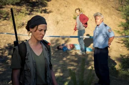 Das war kein Wolf: Wildh&uuml;terin Sara Jahnke (Maria Simon, li.) erkl&auml;rt Polizist Jahnke (J&ouml;rg Sch&uuml;ttauf, re.) und Kommissar Laue (Jacob Matschenz, Mitte), dass die Tote (Romina K&uuml;per, unten) anders ums Leben kam.