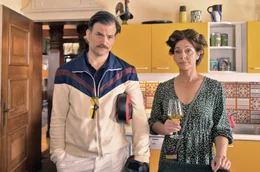 Das nicht sehr flexible Weltbild von Torsten (Torben Liebrecht) und Maren (Ulrike C. Tscharre) wird durch den Rest der Familie ziemlich durcheinandergebracht.