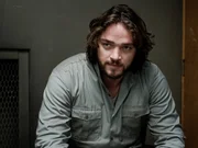 Matthias "Matze" Sch&ouml;nherr (Ronald Zehrfeld) beobachtet Conny.