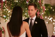 Am Ziel ihrer Träume: Rachel (Meghan Markle) und Mike (Patrick J. Adams) haben allen Widrigkeiten, die ihrer Liebe in den Weg gelegt wurden, getrotzt. Nun beginnt ihr gemeinsames Leben als Ehepaar. Am Ziel ihrer Träume: Rachel (Meghan Markle) und Mike (Patrick J. Adams) haben allen Widrigkeiten, die ihrer Liebe in den Weg gelegt wurden, getrotzt. Nun beginnt ihr gemeinsames Leben als Ehepaar.