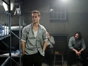 Conny fragt Ralfi, wie er Kontakt mit HH aufnehmen kann. Von links: Conny (Alexander Fehling) und Matze (Ronald Zehrfeld).