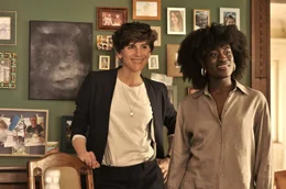 Leo (Christina Hecke, links) und Lissai (Ivy Quaioo, rechts) haben Ideen, was mit dem Haus am See anzufangen w&auml;re.