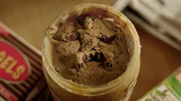 Wiplala (G&eacute;za Weisz) suhlt sich in leckerer Erdnussbutter.