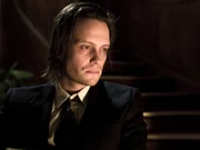 Andy (August Diehl) verbrennt alle Unterlagen.