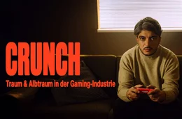 Crunch&laquo; &ndash; Traum und Albtraum in der Gaming-Industrie Was kostet der Erfolg von Videospielen?: Host Khesrau Behroz sitzt mit Videospiel-Controller auf dem Sofa.