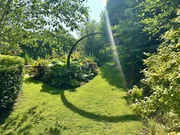 Kilgar House Gardens. Ein wahres Rosenparadies und viele aufregende Themeng&auml;rten machen dieses bl&uuml;hende Juwel aus. Geschaffen hat diesen drei Hektar gro&szlig;en Garten die Innenarchitektin Paula Byrne.